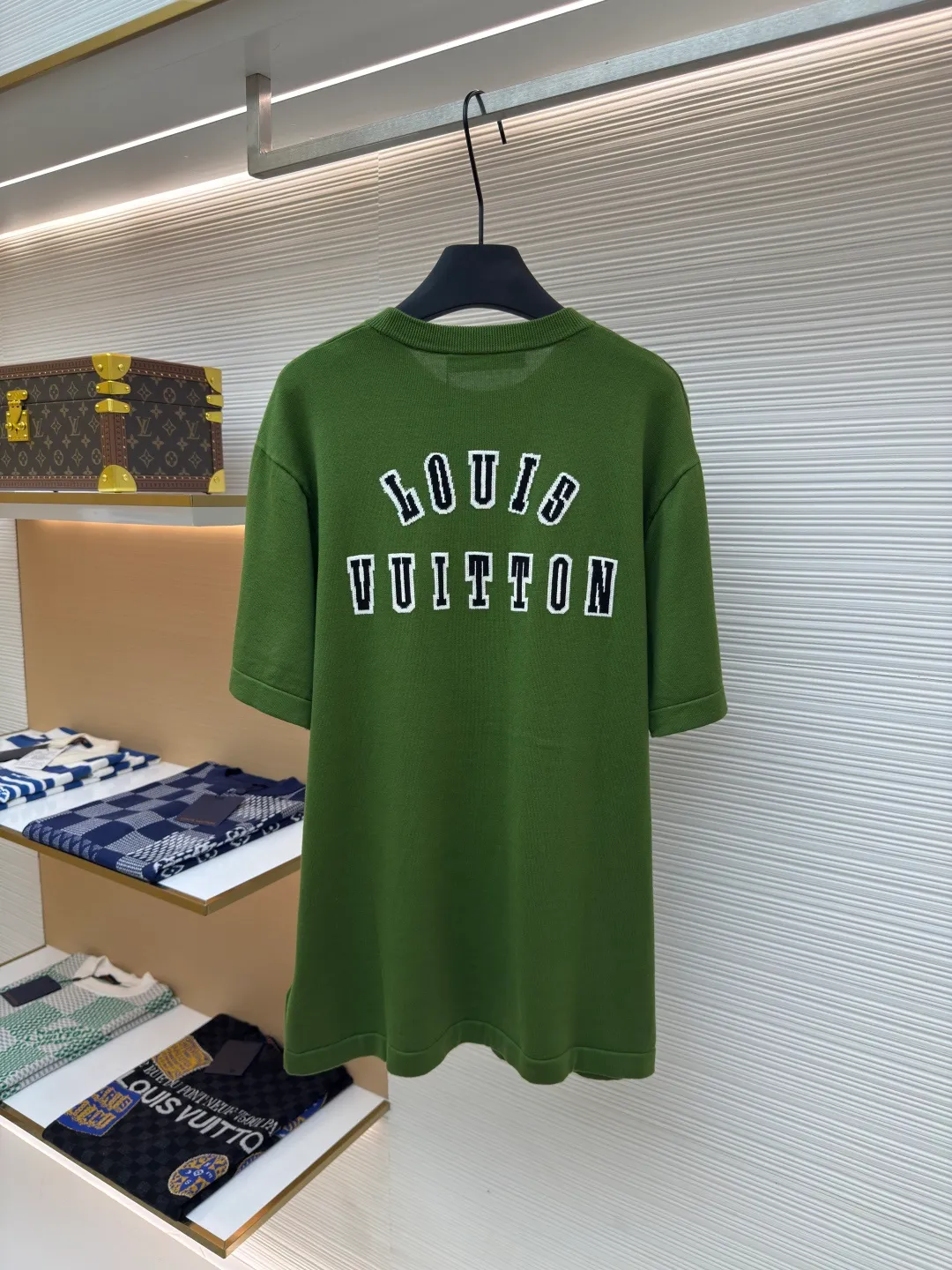 LOUIS VUITTON Golden Retriever Puppy Woolen Short Sleeves ●Authentic product: purchased and developed by 8706 ●Item number: 1680011-A65 ●Fabric: high-quality pure cotton ●Technology: Woolen ●Version: Fitted version ●Size: XS-S-M-L ●Description: It is made of high-quality pure cotton 14S fine knitted fabrics and wool hanging machines imported from Germany. The knitting threads are color-matched to the original garments, environmentally friendly fixed dyeing, and customized cotton yarns are introduced. The jacquard fabrics require fine yarn counts and extremely high requirements for raw cotton. The inlaid logo pattern on the chest and back is a pattern drawn by computer scanning. The pattern is exquisite and delicate. The jacquard is made of imported high-quality cotton yarn fabric with warp and weft interlaced to form a jacquard pattern structure. It is not only beautiful and elegant, but also has a certain artistic value. The overall wiring is straight and delicate. The fabric is comfortable and soft. The color is consistent and there is no color difference. The overall wiring is straight and delicate. It can be matched with the same style to create a fashionable look and control various occasions. Customized accessories, complete with three standards, same style for men and women!